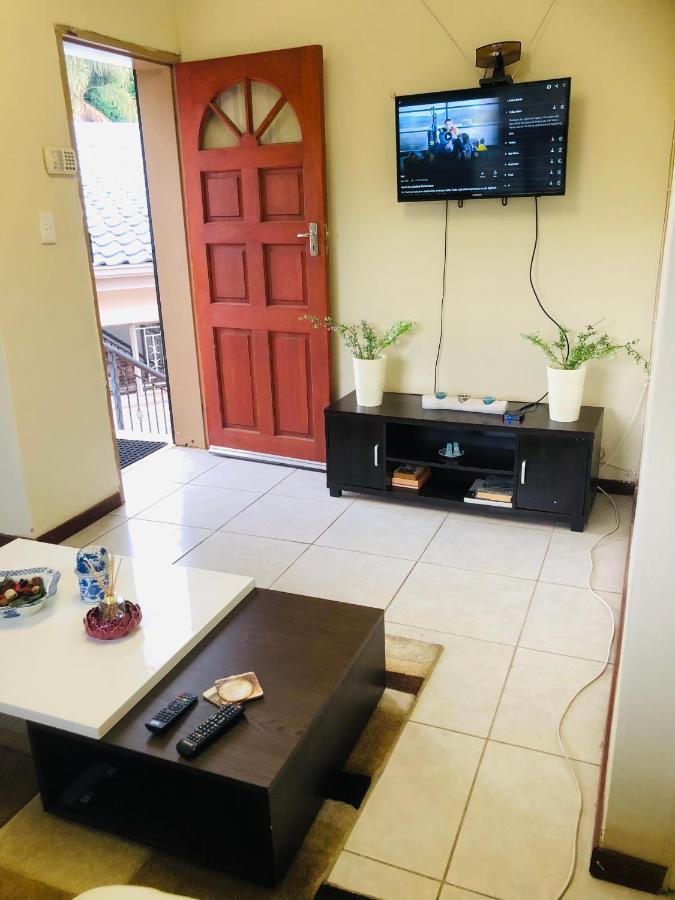 Lovely Self Catering First Floor Apartment Roodepoort Exterior photo